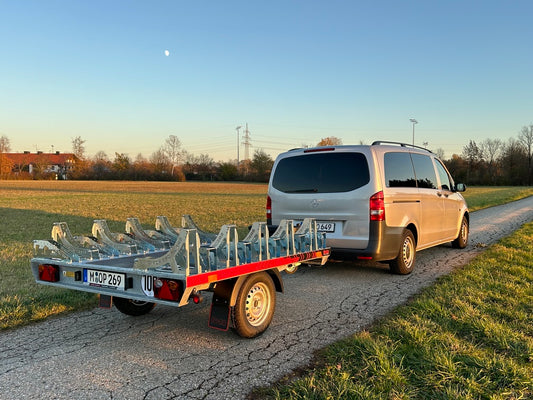 Auto-Anhänger für bis zu 9 Fahrräder zum Ausleihen