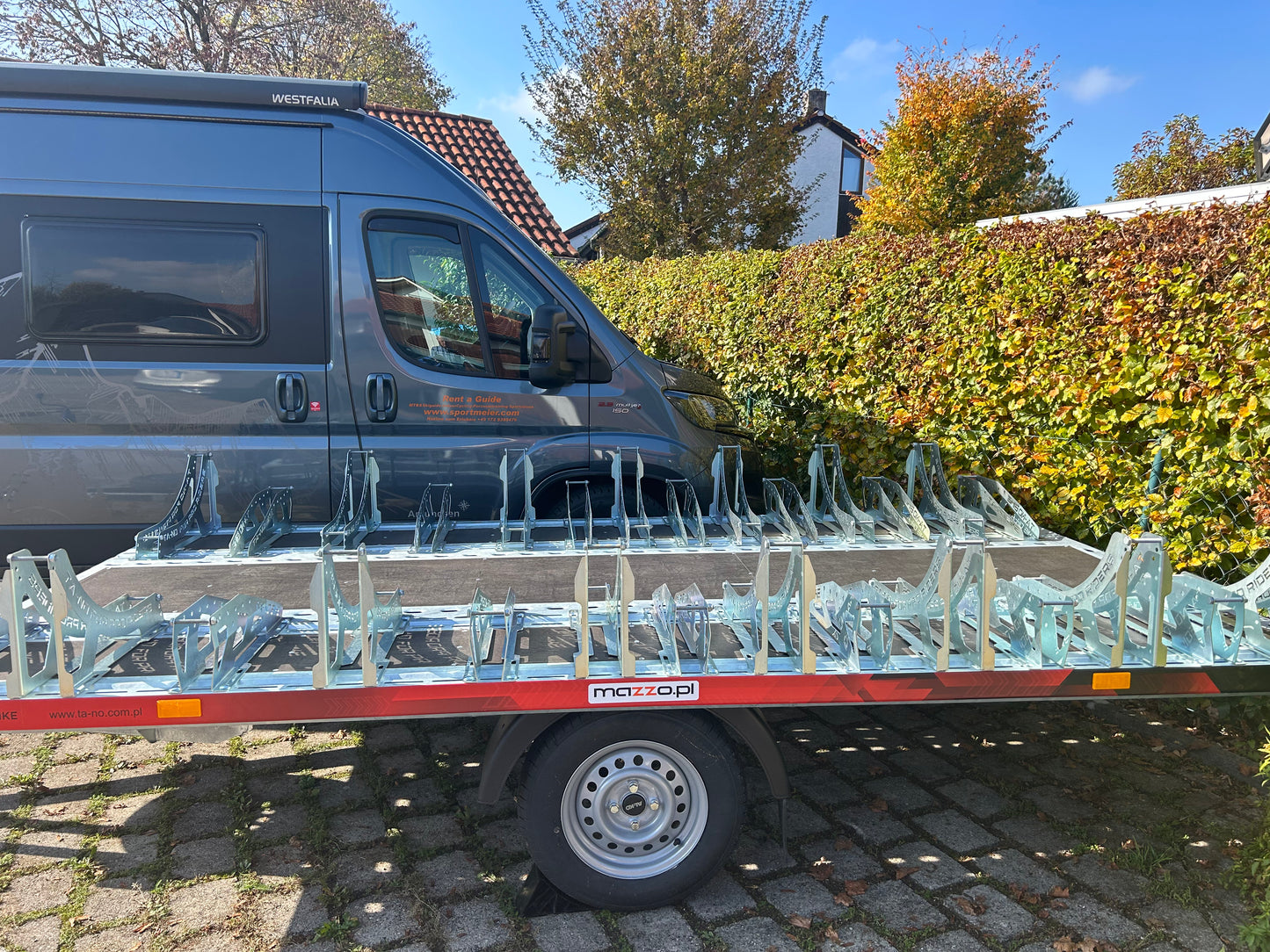 Auto-Anhänger für bis zu 14 Fahrräder zum Ausleihen